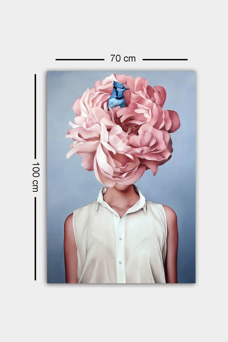 Lærred 70x100 cm - Kvinde med en stor lyserød blomstret hovedbeklædning og en blå fugl siddende i blomsterne - Lyserød / Blå / Beige - Boligtilbehør - Billeder & kunst - Billeder på lærred