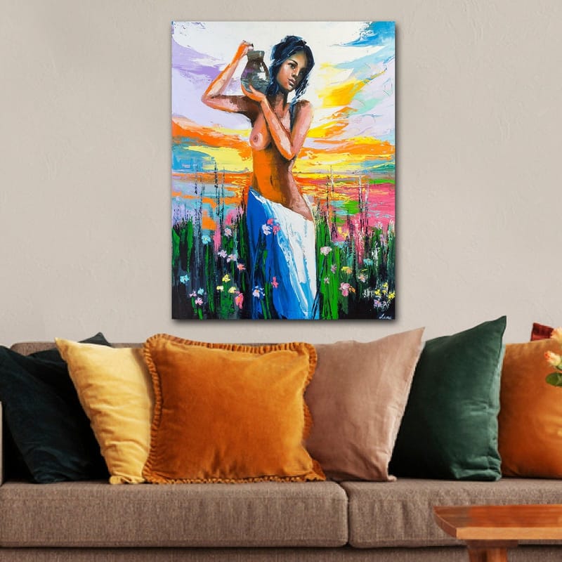 Lærred 70x100 cm - Kvinde med en potte, omgivet af blomster og en farverig himmel ved solnedgang - Orange / Blå / Grøn - Boligtilbehør - Billeder & kunst - Billeder på lærred