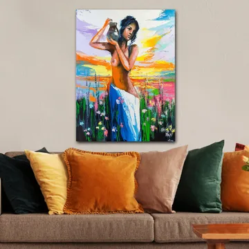 Lærred 70x100 cm - Kvinde med en potte, omgivet af blomster og en farverig himmel ved solnedgang - Orange / Blå / Grøn - Boligtilbehør - Billeder & kunst - Billeder på lærred
