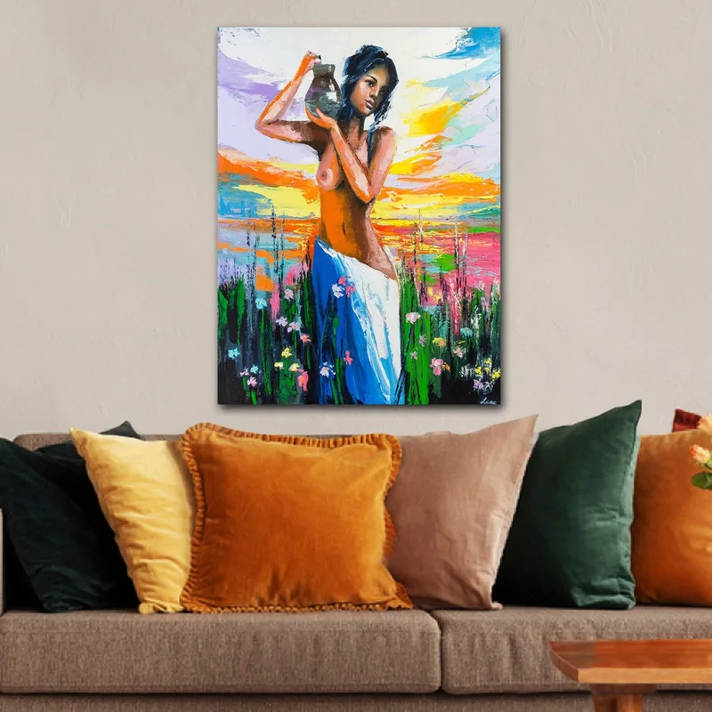 Lærred 70x100 cm - Kvinde med en potte, omgivet af blomster og en farverig himmel ved solnedgang - Orange / Blå / Grøn - Boligtilbehør - Billeder & kunst - Billeder på lærred