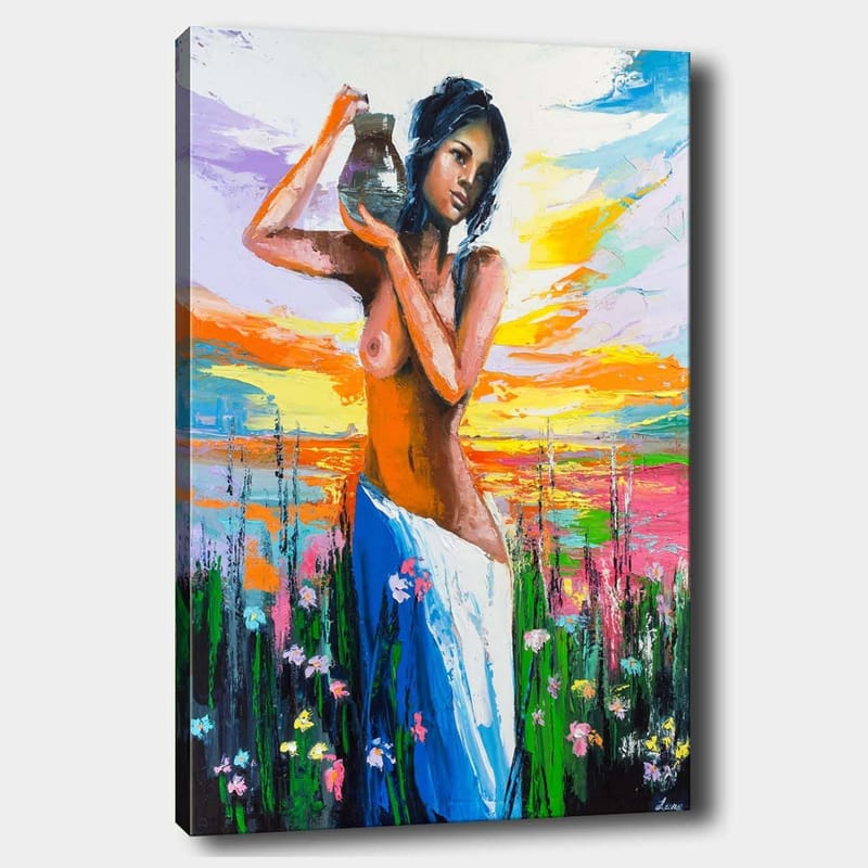 Lærred 70x100 cm - Kvinde med en potte, omgivet af blomster og en farverig himmel ved solnedgang, Orange / Blå / Grøn