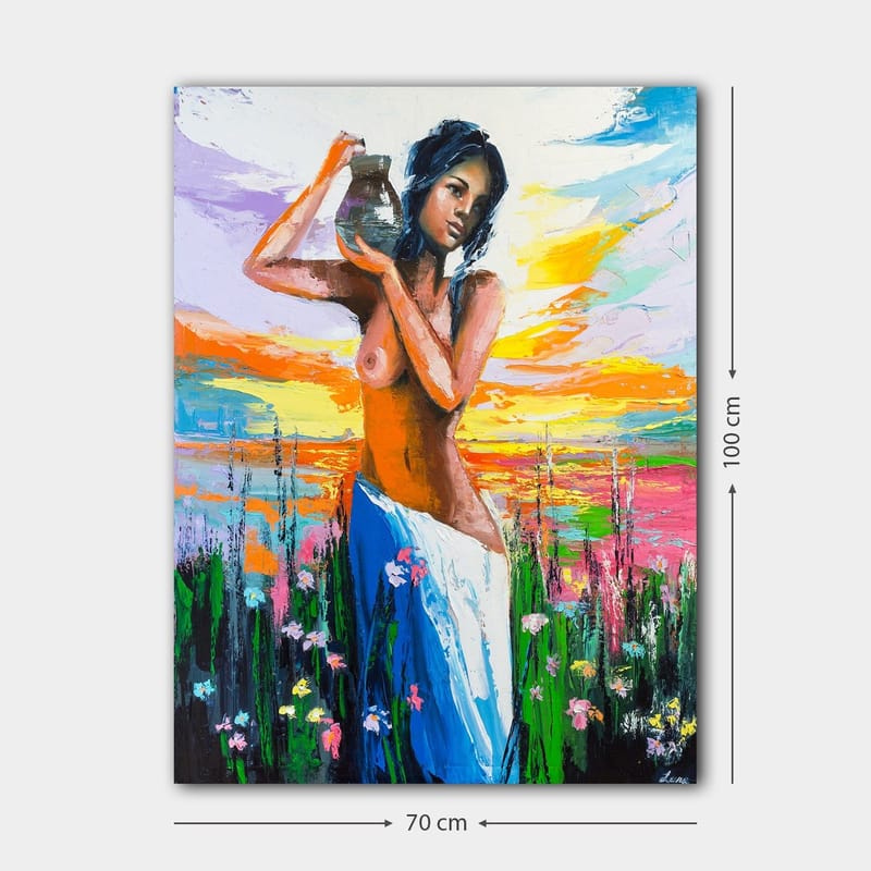 Lærred 70x100 cm - Kvinde med en potte, omgivet af blomster og en farverig himmel ved solnedgang - Orange / Blå / Grøn - Boligtilbehør - Billeder & kunst - Billeder på lærred