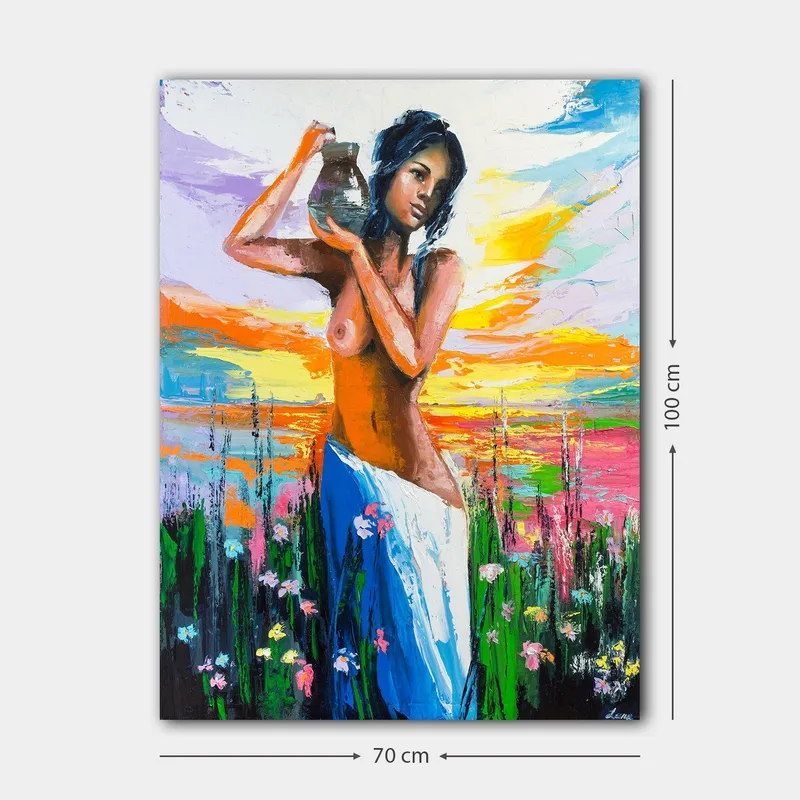 Lærred 70x100 cm - Kvinde med en potte, omgivet af blomster og en farverig himmel ved solnedgang - Orange / Blå / Grøn - Boligtilbehør - Billeder & kunst - Billeder på lærred