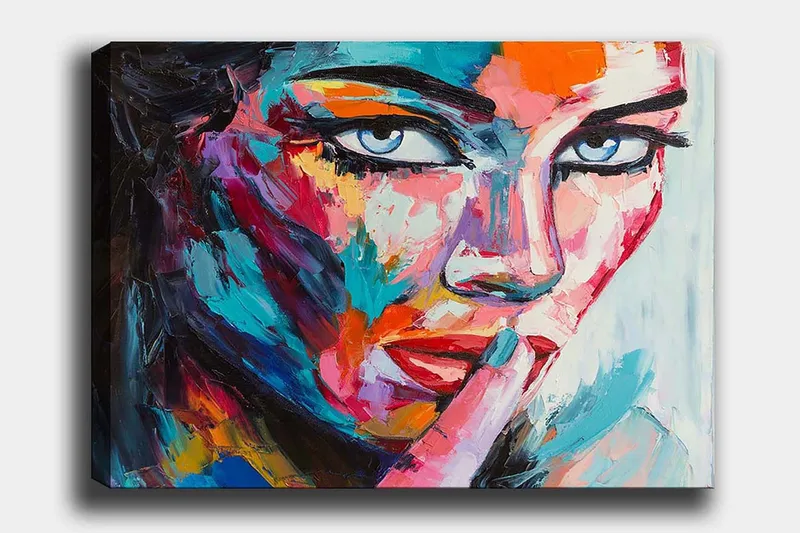 Lærred 70x100 cm - Kvinde med et mystisk blik, der holder en finger til læberne i en stille gestus - Blå / Rød / Orange - Boligtilbehør - Billeder & kunst - Billeder på lærred