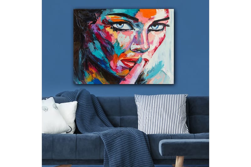 Lærred 70x100 cm - Kvinde med et mystisk blik, der holder en finger til læberne i en stille gestus - Blå / Rød / Orange - Boligtilbehør - Billeder & kunst - Billeder på lærred