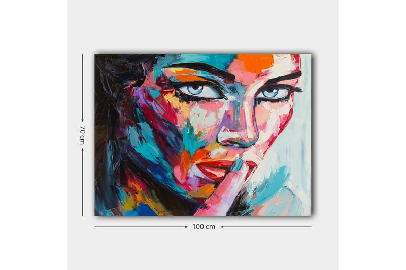 Lærred 70x100 cm - Kvinde med et mystisk blik, der holder en finger til læberne i en stille gestus - Blå / Rød / Orange - Boligtilbehør - Billeder & kunst - Billeder på lærred
