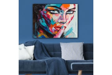 Lærred 70x100 cm - Kvinde med et mystisk blik, der holder en finger til læberne i en stille gestus - Blå / Rød / Orange - Boligtilbehør - Billeder & kunst - Billeder på lærred
