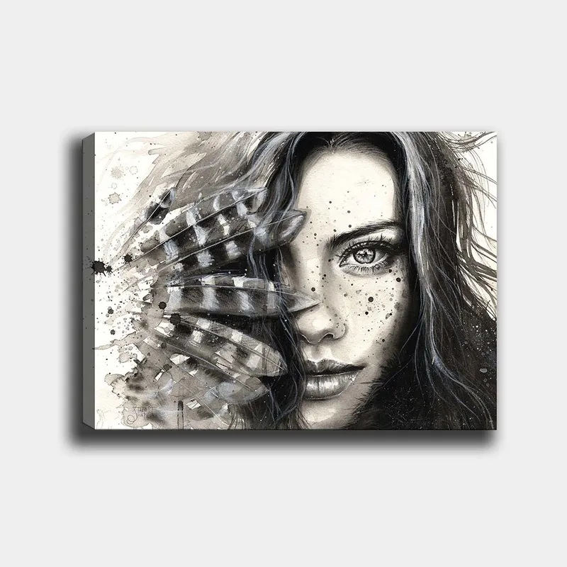 Lærred 70x100 cm - Kvinde med intenst blik, delvist skjult af fjer og abstrakte mønstre, Sort / Grå / Hvid