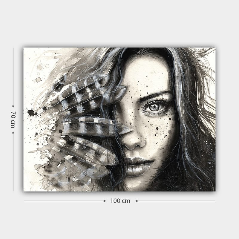 Lærred 70x100 cm - Kvinde med intenst blik, delvist skjult af fjer og abstrakte mønstre - Sort / Grå / Hvid - Boligtilbehør - Billeder & kunst - Billeder på lærred