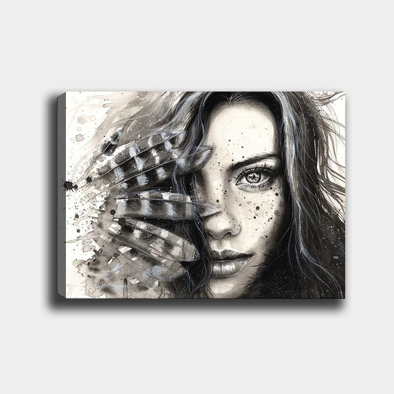 Lærred 70x100 cm - Kvinde med intenst blik, delvist skjult af fjer og abstrakte mønstre, Sort / Grå / Hvid