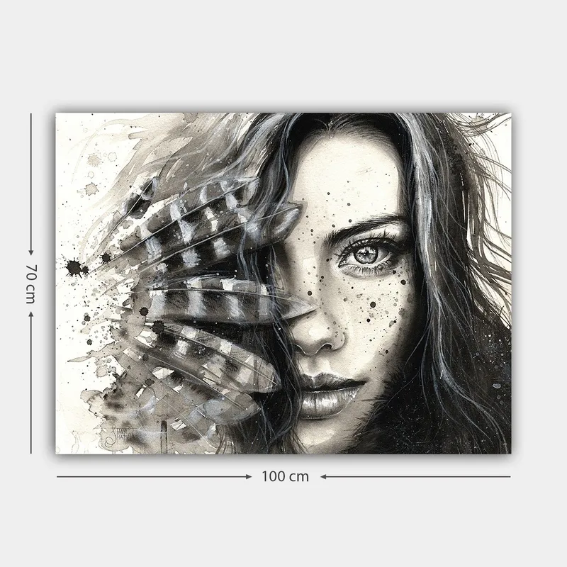 Lærred 70x100 cm - Kvinde med intenst blik, delvist skjult af fjer og abstrakte mønstre - Sort / Grå / Hvid - Boligtilbehør - Billeder & kunst - Billeder på lærred