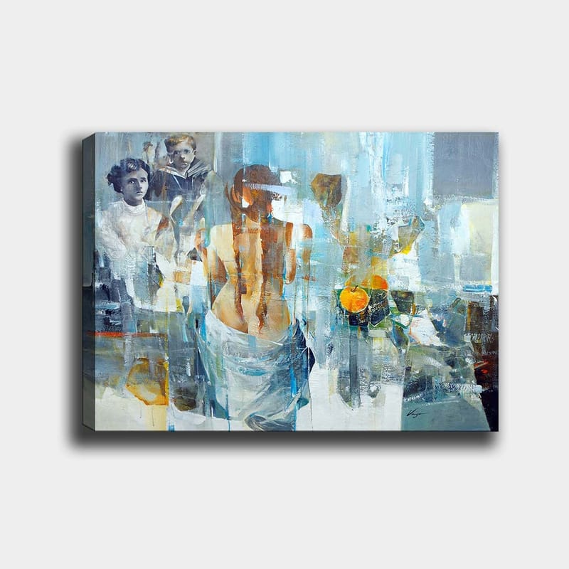 Lærred 70x100 cm - Kvinde med ryggen mod beskueren, omgivet af abstrakte former og figurer - Blå / Orange / Grå - Boligtilbehør - Billeder & kunst - Billeder på lærred