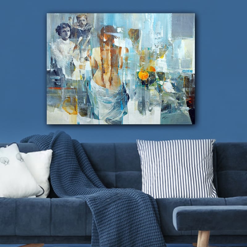 Lærred 70x100 cm - Kvinde med ryggen mod beskueren, omgivet af abstrakte former og figurer - Blå / Orange / Grå - Boligtilbehør - Billeder & kunst - Billeder på lærred