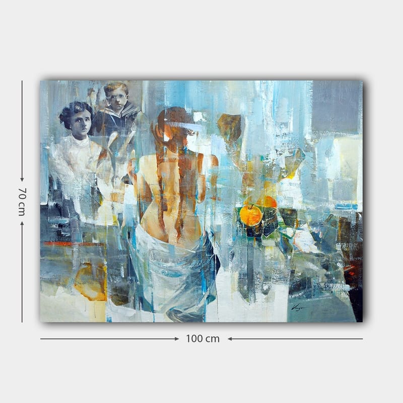 Lærred 70x100 cm - Kvinde med ryggen mod beskueren, omgivet af abstrakte former og figurer - Blå / Orange / Grå - Boligtilbehør - Billeder & kunst - Billeder på lærred