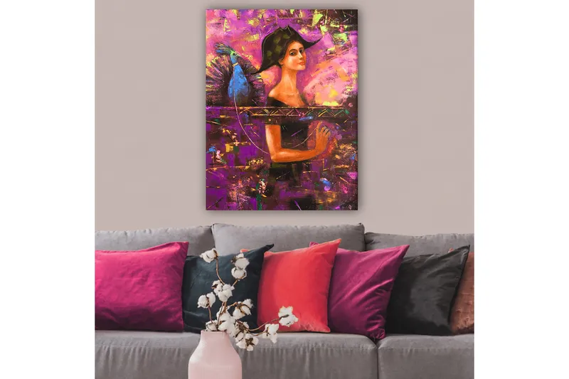Lærred 70x100 cm - Kvinde med stor hat og vinger, der udtrykker en følelse af mystik og styrke - Lilla / Blå / Orange - Boligtilbehør - Billeder & kunst - Billeder på lærred