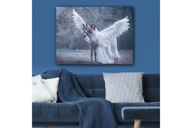 Lærred 70x100 cm - Kvinde med vinger der omfavner en grå hest med store hvide vinger - Hvid / Grå / Lyseblå - Boligtilbehør - Billeder & kunst - Billeder på lærred
