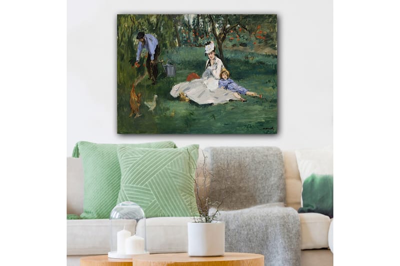 Lærred 70x100 cm - Kvinde og barn sidder på græsset, mens en mand vander blomster i en have, Grøn / Blå / Hvid