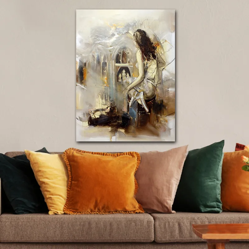 Lærred 70x100 cm - Kvinde sidder på en bænk og kigger ud mod gotisk arkitektur - Beige / Brun / Guld - Boligtilbehør - Billeder & kunst - Billeder på lærred