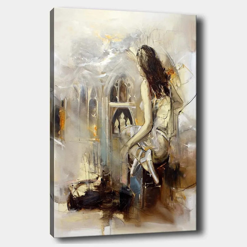 Lærred 70x100 cm - Kvinde sidder på en bænk og kigger ud mod gotisk arkitektur, Beige / Brun / Guld