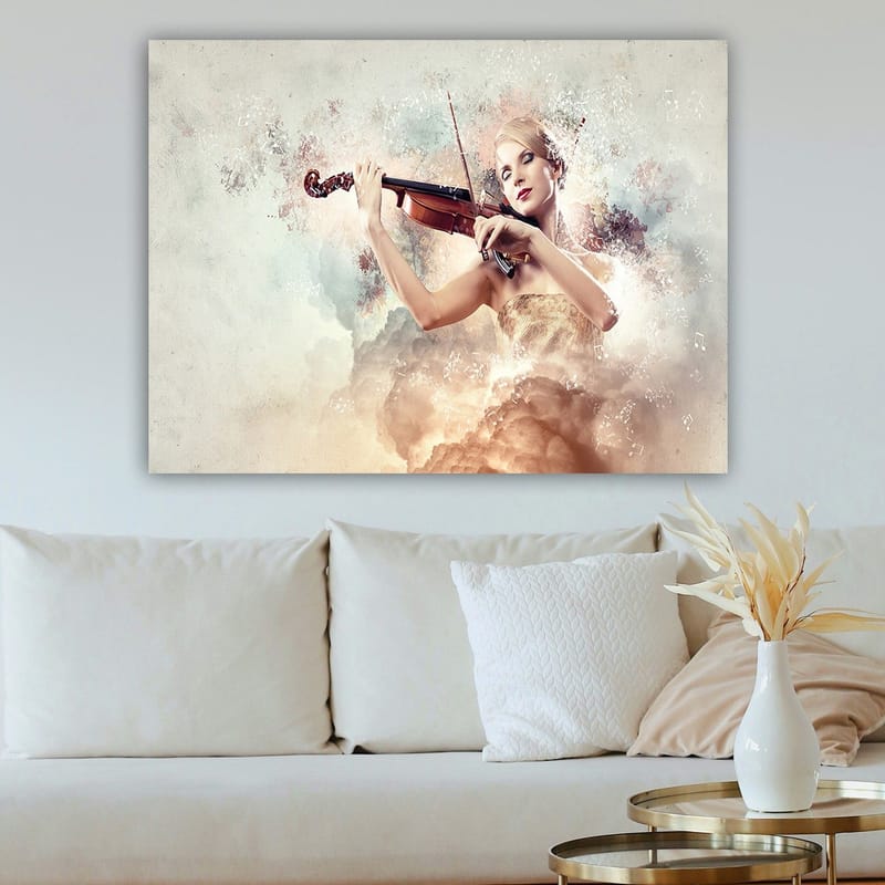 Lærred 70x100 cm - Kvinde spiller violin omgivet af drømmeagtige skyer og musikalske noter - Lys beige / Lyseblå / Pink - Boligtilbehør - Billeder & kunst - Billeder på lærred
