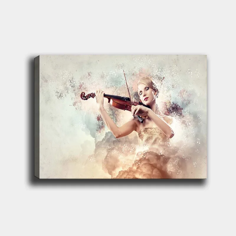 Lærred 70x100 cm - Kvinde spiller violin omgivet af drømmeagtige skyer og musikalske noter, Lys beige / Lyseblå / Pink
