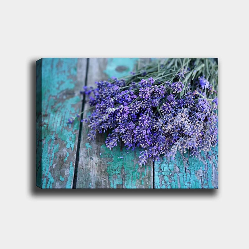 Lærred 70x100 cm - Lavendelbuket placeret på en slidt, turkis træoverflade - Lilla / Turkis - Boligtilbehør - Billeder & kunst - Billeder på lærred