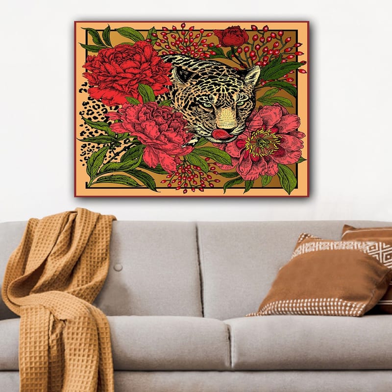 Lærred 70x100 cm - Leopard omgivet af farverige blomster og grønne blade - Rød / Grøn / Beige - Boligtilbehør - Billeder & kunst - Billeder på lærred