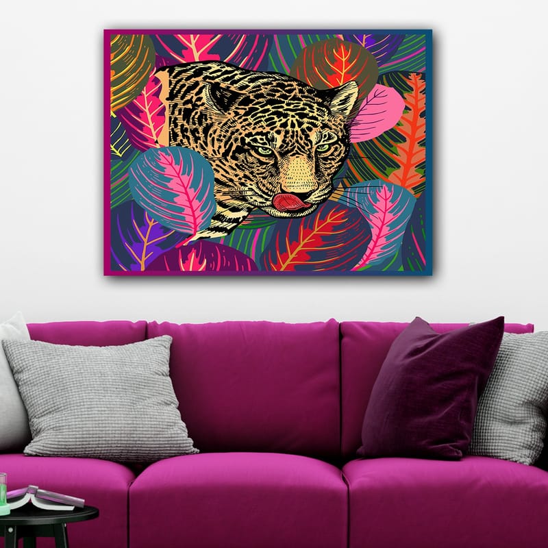 Lærred 70x100 cm - Leopard sniger sig gennem farverige tropiske planter - Grøn / Lyserød / Gul - Boligtilbehør - Billeder & kunst - Billeder på lærred