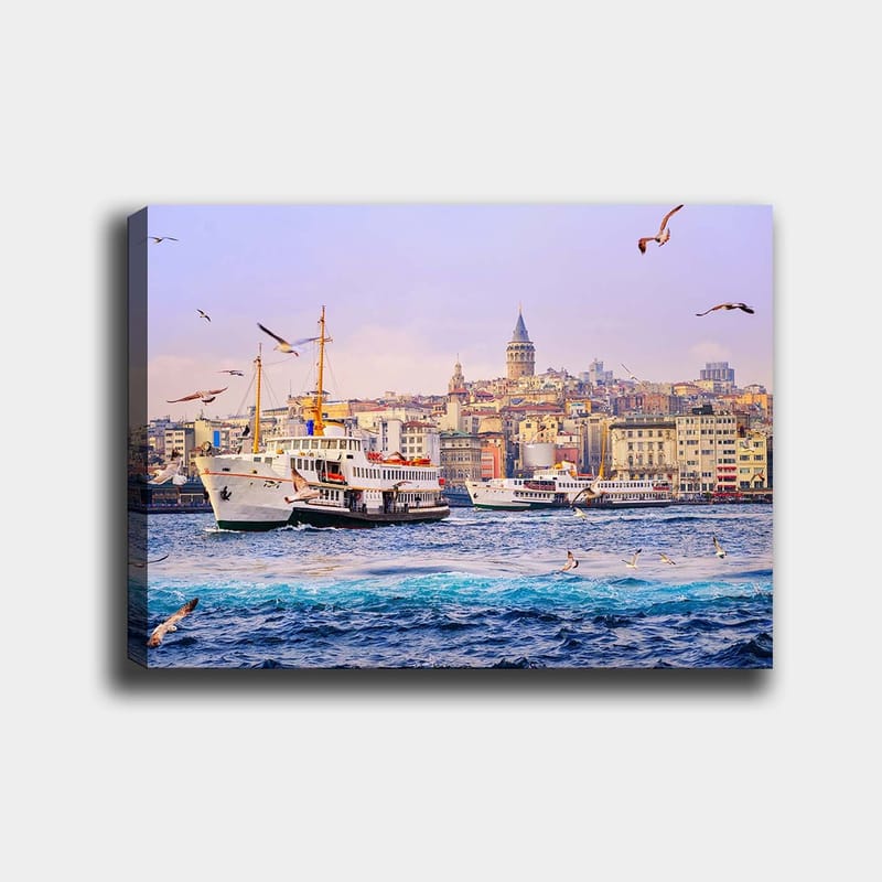 Lærred 70x100 cm - Livlig havnescene med både og en byskyline i baggrunden, Blå / Hvid / Gul