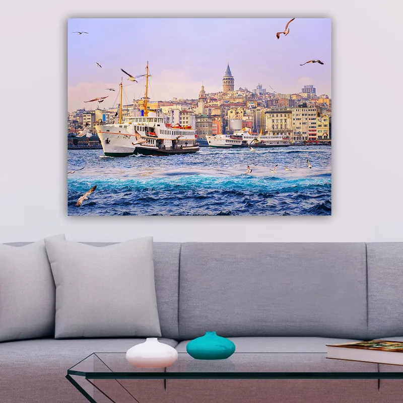 Lærred 70x100 cm - Livlig havnescene med både og en byskyline i baggrunden - Blå / Hvid / Gul - Boligtilbehør - Billeder & kunst - Billeder på lærred