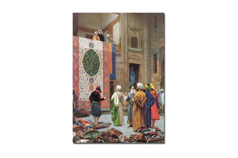 Lærred 70x100 cm - Livlig markedsscene med mænd, der diskuterer og beundrer et stort, farverigt tæppe, Rød / Grøn / Blå