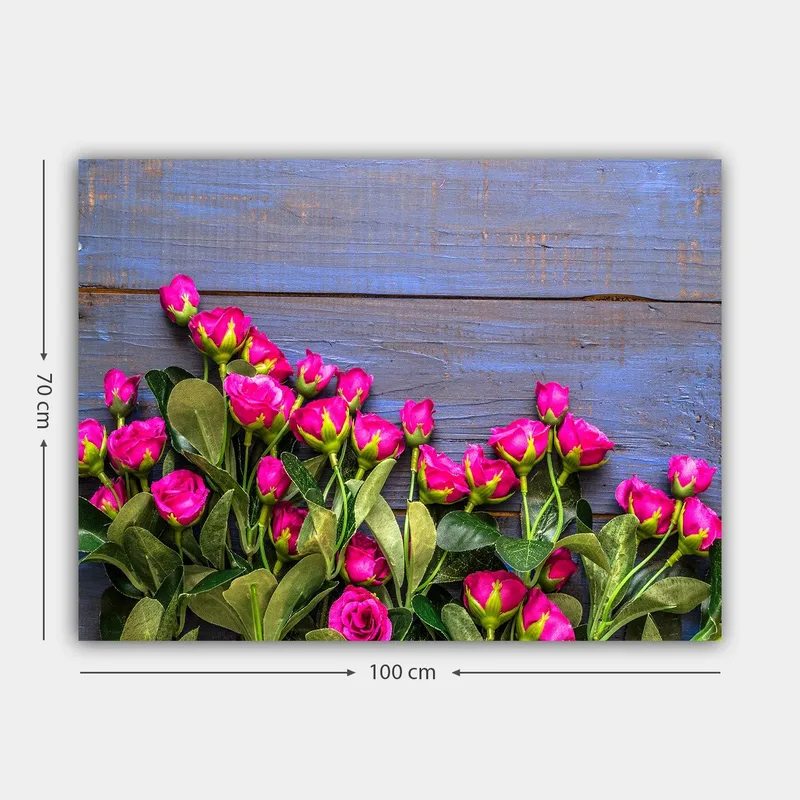 Lærred 70x100 cm - Livlig samling af lyserøde roser mod en blå træbaggrund - Lyserød / Grøn / Blå - Boligtilbehør - Billeder & kunst - Billeder på lærred