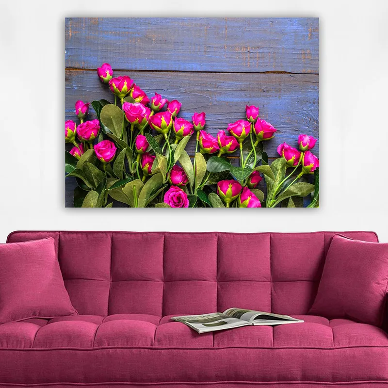Lærred 70x100 cm - Livlig samling af lyserøde roser mod en blå træbaggrund - Lyserød / Grøn / Blå - Boligtilbehør - Billeder & kunst - Billeder på lærred