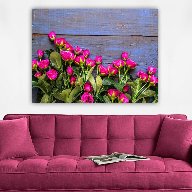 Lærred 70x100 cm - Livlig samling af lyserøde roser mod en blå træbaggrund - Lyserød / Grøn / Blå - Boligtilbehør - Billeder & kunst - Billeder på lærred