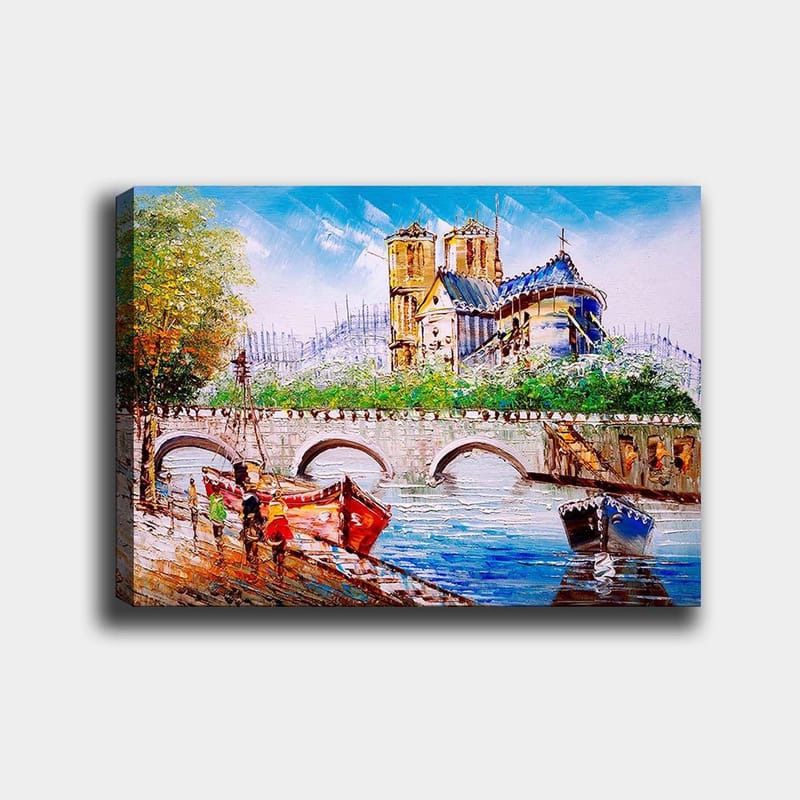 Lærred 70x100 cm - Livlig scene ved en bro med farverige både og en imponerende bygning i baggrunden, Blå / Rød / Grøn