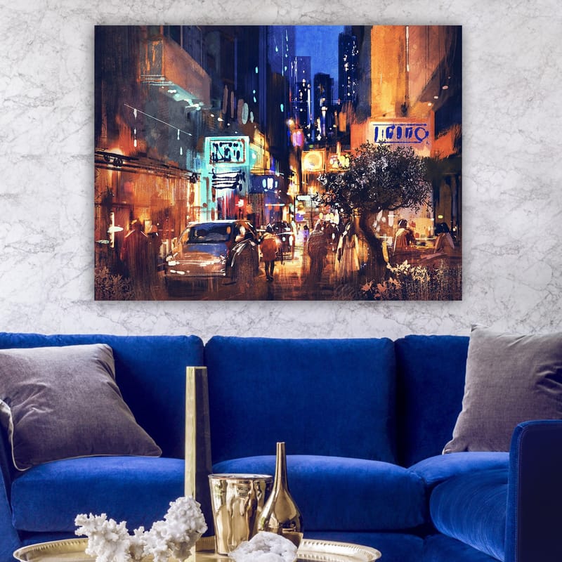Lærred 70x100 cm - Livligt bybillede med biler og mennesker, der bevæger sig gennem en natlig gade, omgivet af neonskilte og høje bygninger - Mørkeblå / Orange / Grøn - Boligtilbehør - Billeder & kunst - Billeder på lærred