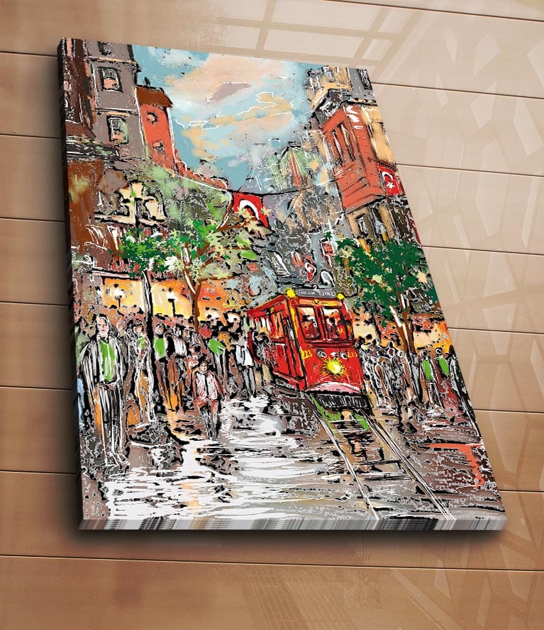 Lærred 70x100 cm - Livligt bybillede med en rød sporvogn, der kører gennem en regnfuld gade, omgivet af mennesker og træer - Rød / Grøn / Brun - Boligtilbehør - Billeder & kunst - Billeder på lærred