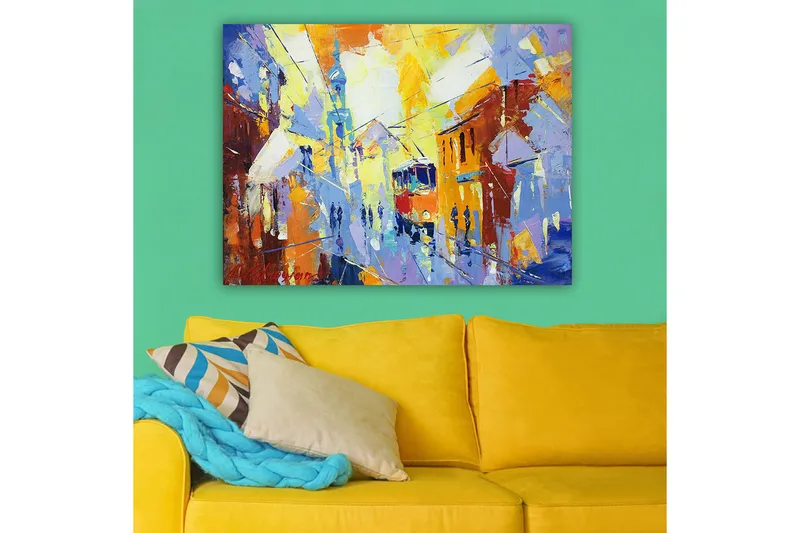 Lærred 70x100 cm - Livligt bybillede med en sporvogn, der kører gennem en farverig gade - Gul / Blå / Orange - Boligtilbehør - Billeder & kunst - Billeder på lærred