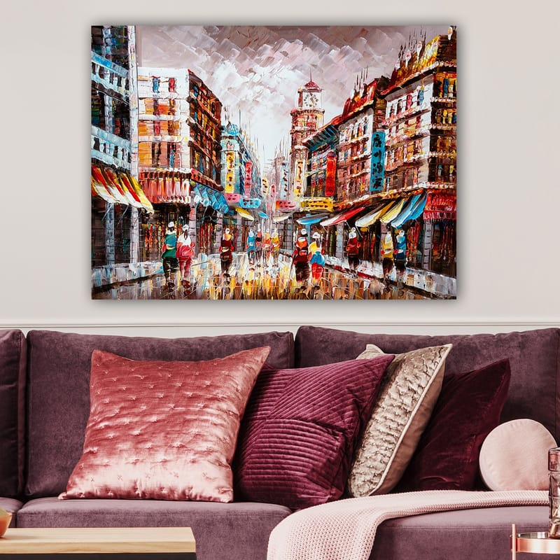 Lærred 70x100 cm - Livligt bybillede med farverige bygninger og mennesker, der går på en regnfuld gade - Rød / Blå / Gul - Boligtilbehør - Billeder & kunst - Billeder på lærred