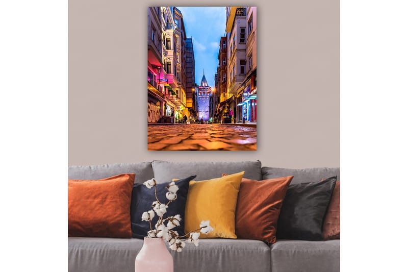 Lærred 70x100 cm - Livligt bybillede med Galatatårnet som hovedfokus i en smal gade - Blå / Orange / Lilla - Boligtilbehør - Billeder & kunst - Billeder på lærred