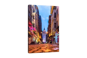 Lærred 70x100 cm - Livligt bybillede med Galatatårnet som hovedfokus i en smal gade - Blå / Orange / Lilla - Boligtilbehør - Billeder & kunst - Billeder på lærred