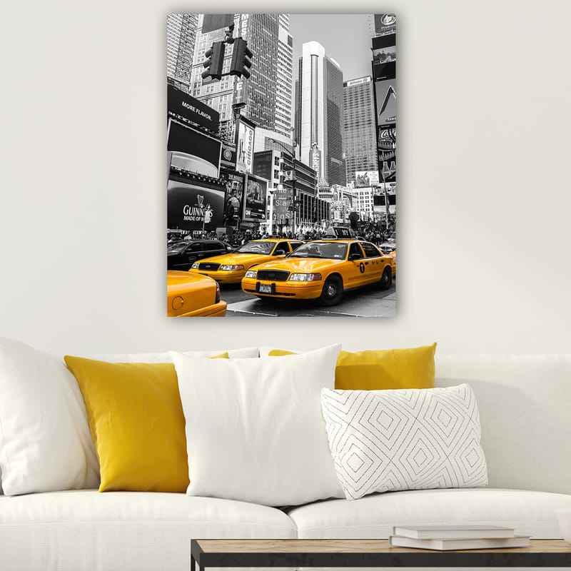 Lærred 70x100 cm - Livligt bybillede med gule taxaer, der dominerer gaden i et bymiljø - Gul / Sort - Boligtilbehør - Billeder & kunst - Billeder på lærred