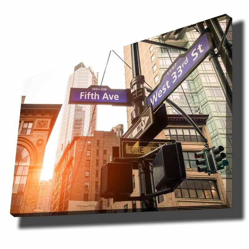 Lærred 70x100 cm - Livligt bybillede med vejskilte ved et kryds i en storby, Blå / Brun / Grøn