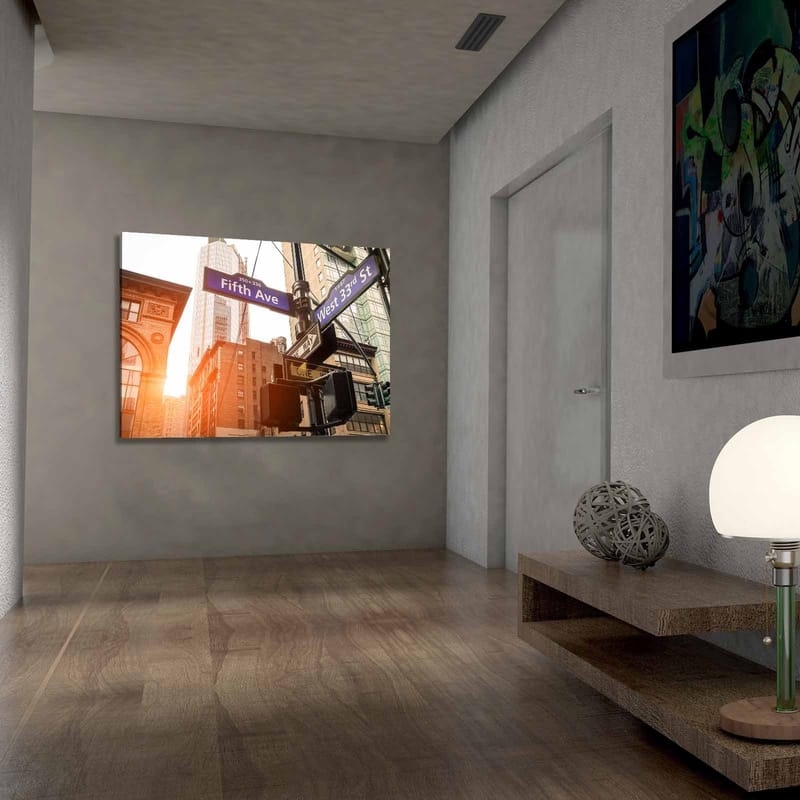 Lærred 70x100 cm - Livligt bybillede med vejskilte ved et kryds i en storby - Blå / Brun / Grøn - Boligtilbehør - Billeder & kunst - Billeder på lærred