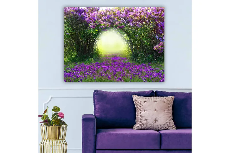 Lærred 70x100 cm - Magisk have med lilla blomster, der fører ind i en lys tunnel af grønt, Lilla / Grøn / Gul