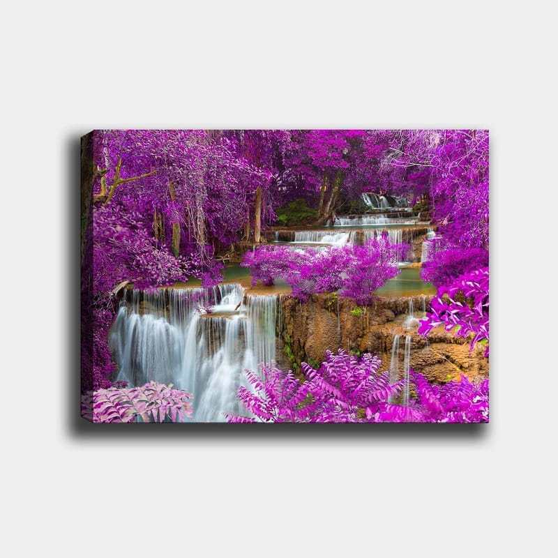 Lærred 70x100 cm - Magisk vandfaldsscene omgivet af lilla blomster og grønt, Lilla / Grøn / Hvid