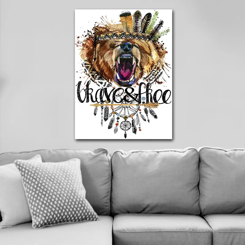 Lærred 70x100 cm - Majestætisk bjørnehoved med en farverig fjerkrans og dekorative detaljer, Brun / Sort / Orange