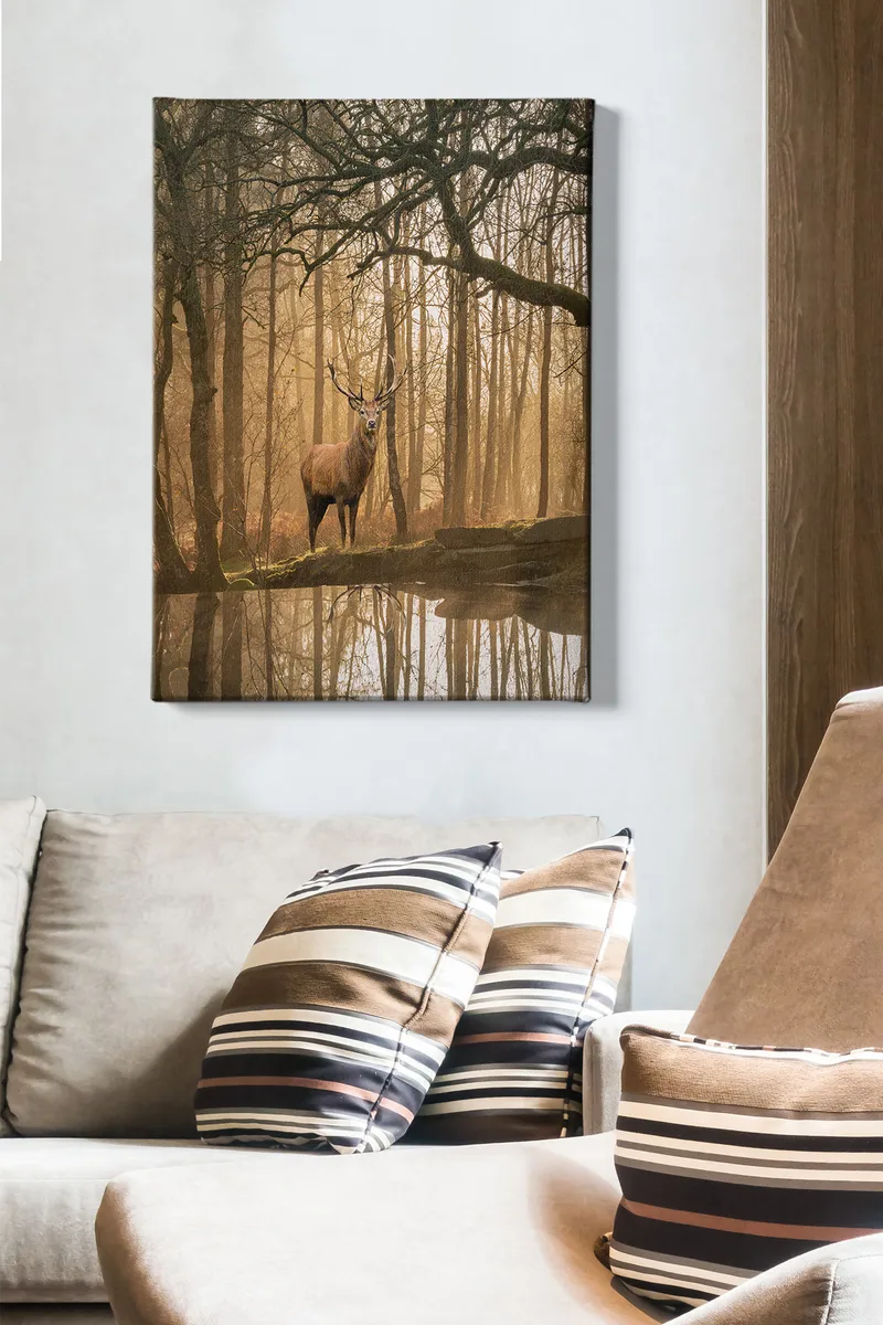 Lærred 70x100 cm - Majestætisk elg står ved en spejlblank sø omgivet af tågede skove - Brun / Guld / Grøn - Boligtilbehør - Billeder & kunst - Billeder på lærred