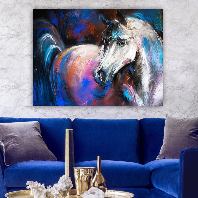 Lærred 70x100 cm - Majestætisk hvid hest med farverige detaljer i baggrunden - Hvid / Blå / Lyserød - Boligtilbehør - Billeder & kunst - Billeder på lærred