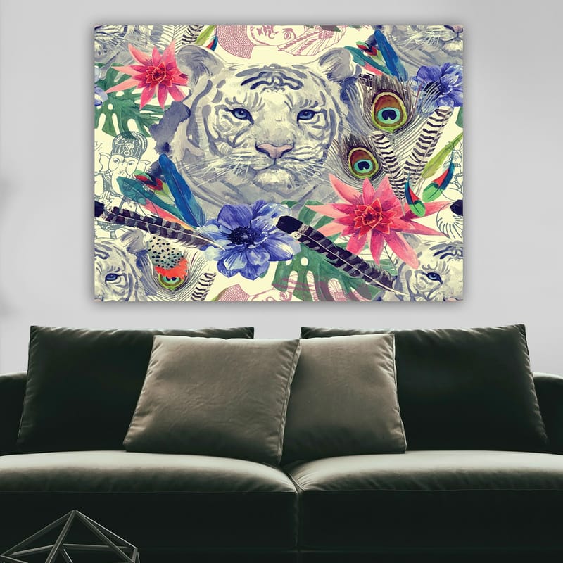Lærred 70x100 cm - Majestætisk hvid tiger omgivet af farverige blomster og fjer - Hvid / Grøn / Lyserød - Boligtilbehør - Billeder & kunst - Billeder på lærred